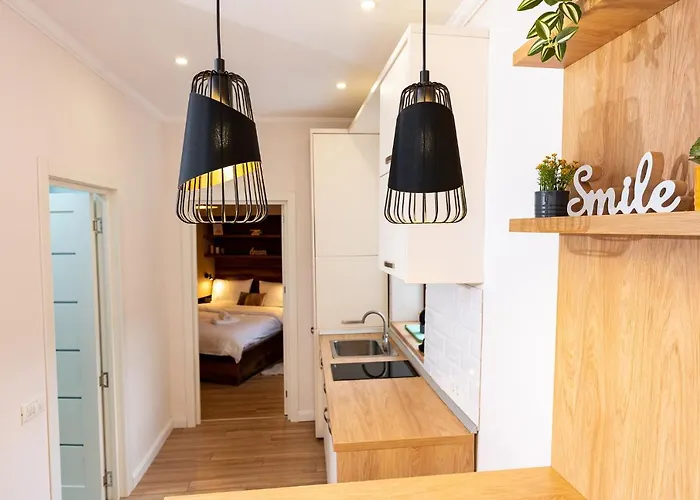 Hanna Studios - Belle In The Heart Of The Old Town